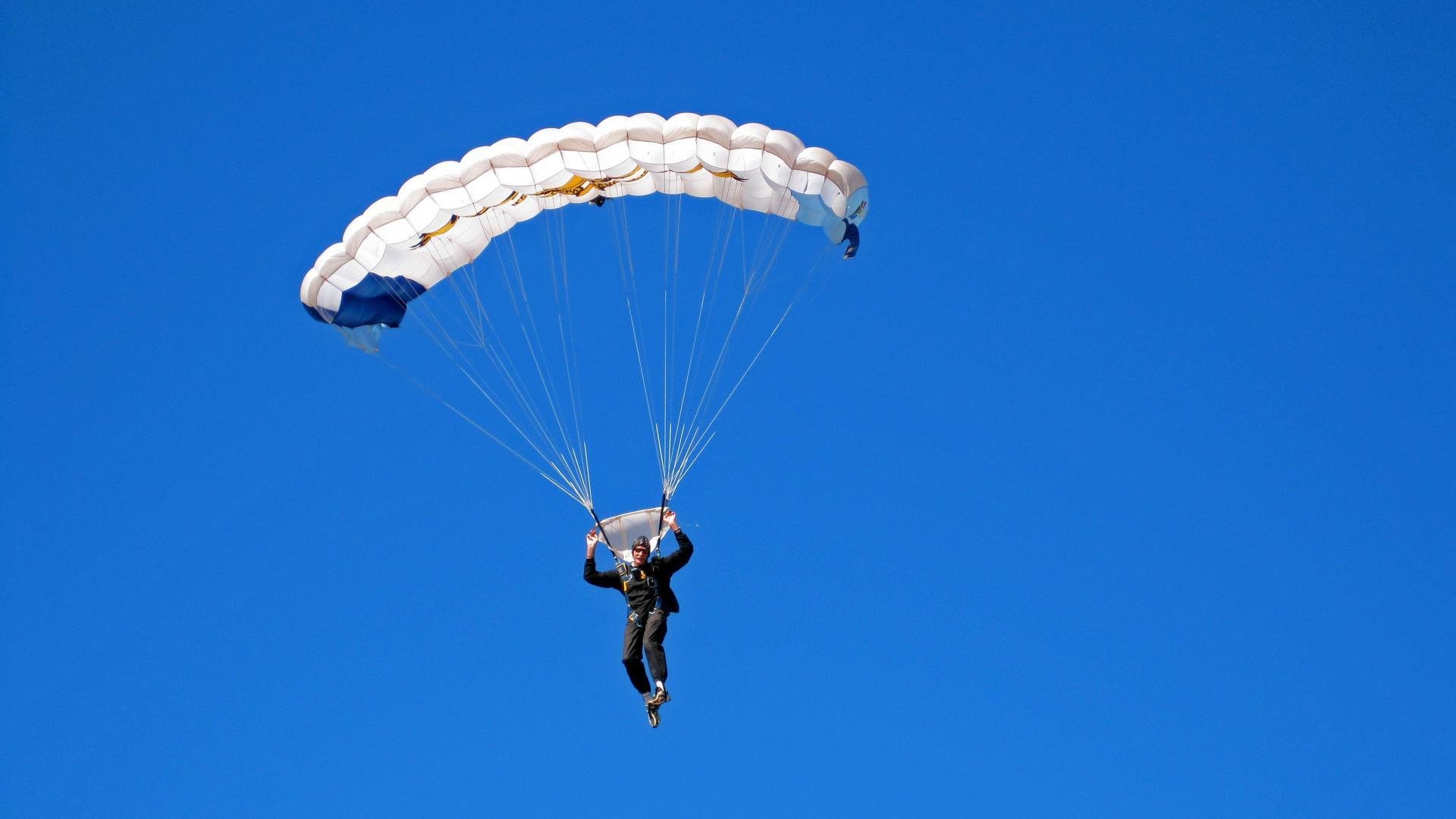 “武汉马拉松：赛道上的英雄，速度与毅力并行”